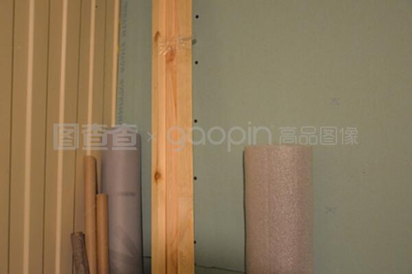 室內有石膏板的框架房屋的隔熱材料